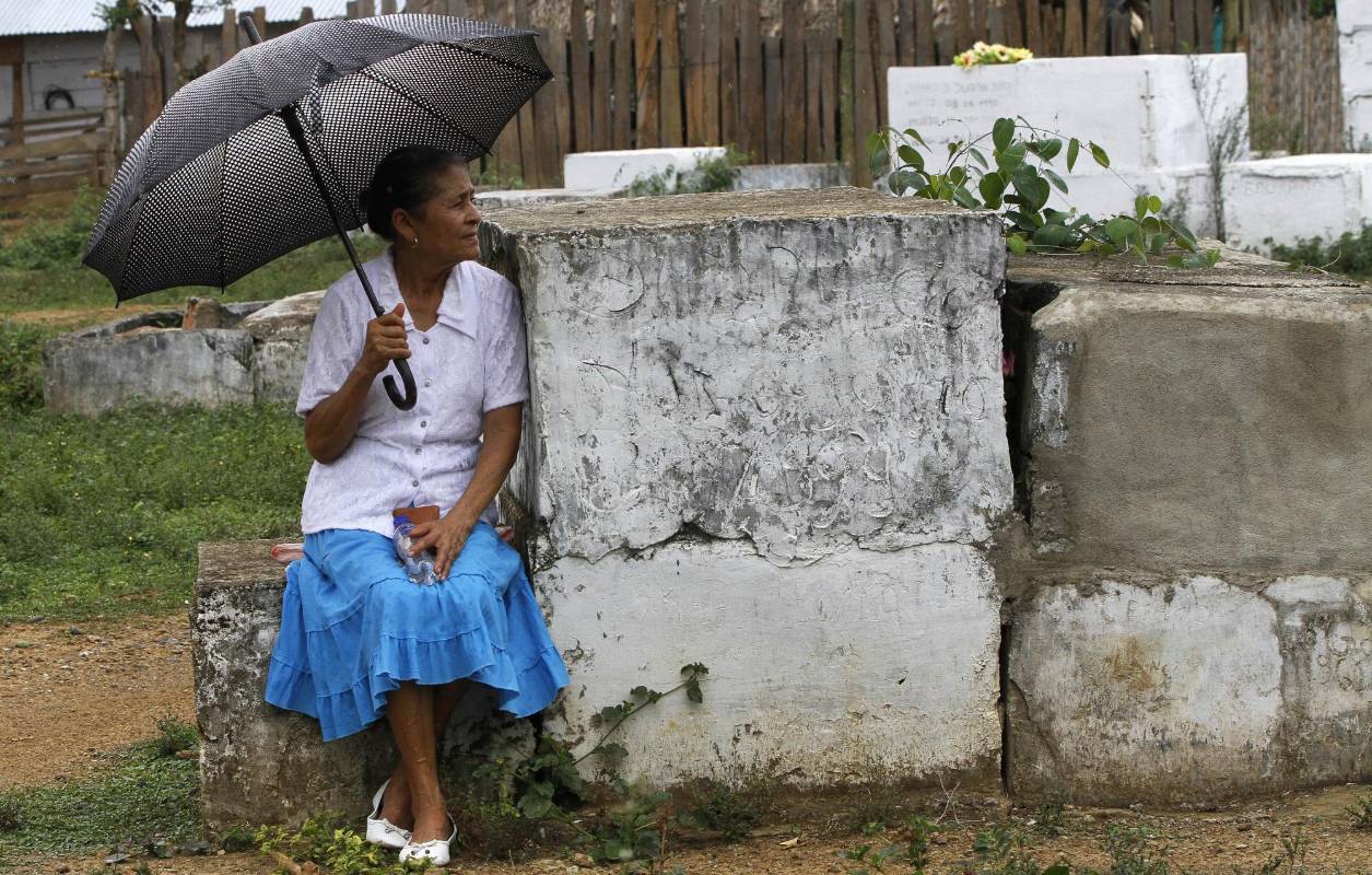 Después de 15 años, Susana Herrera regresó la semana pasada al cementerio de Pueblo Bello a visitar a su hijo Deiron Atencio. FOTO: Donaldo Zuluaga.