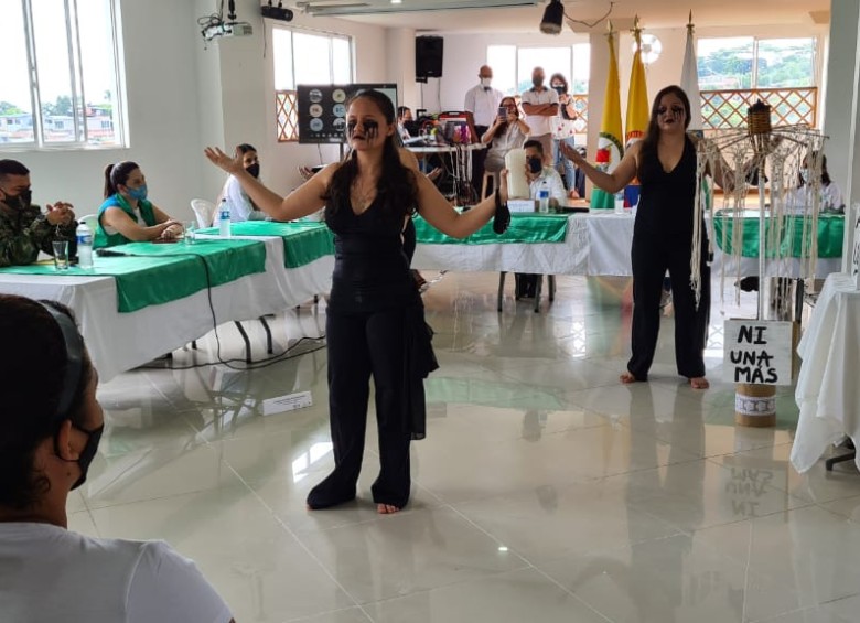 Con este performance, las mujeres de Segovia pidieron que cese la violencia basada en género y que casos como el de Anyeli Úsuga no se repitan en Antioquia. FOTO cortesía