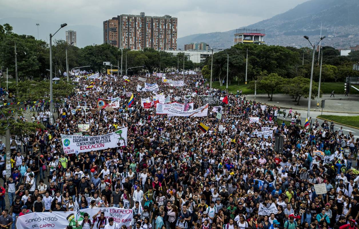 Miles de estudiantes, maestros y población en general se reunieron en las principales plazas de las ciudades. Foto Jaime Pérez