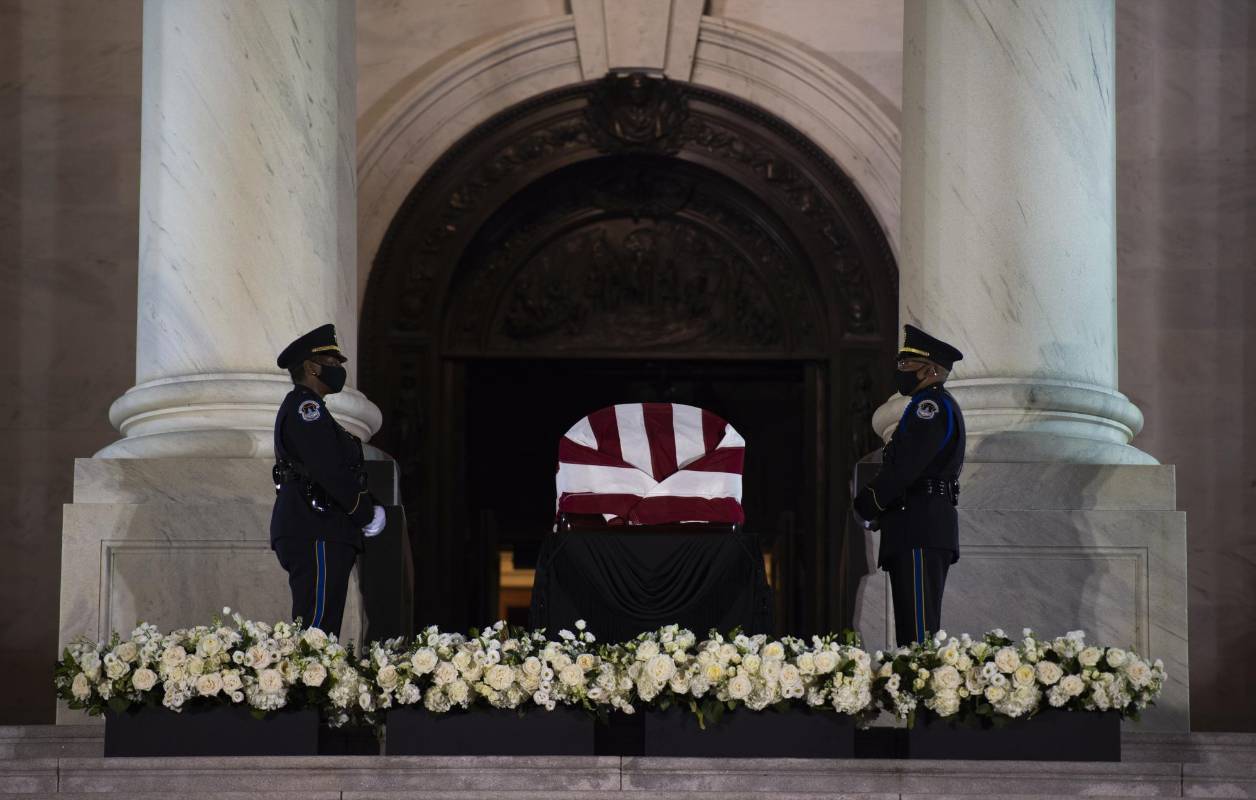 La gente se reúne para presentar sus respetos al ataúd cubierto de banderas del fallecido congresista estadounidense. Foto: AFP