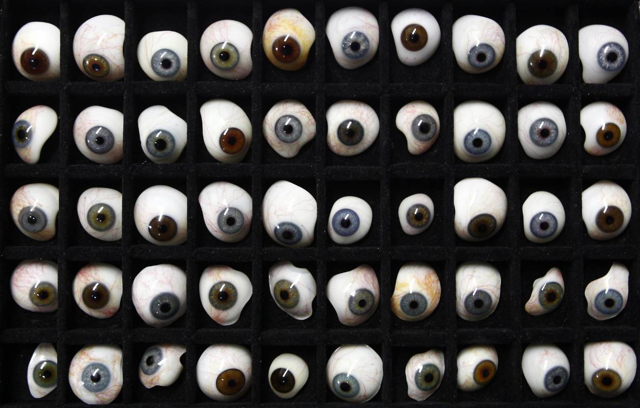 El oculista Gerhard Greiner produce los ojos de vidrio en Munich, Alemania, donde los vende a personas que han perdido la vista por una enfermedad, un trauma o un accidente. Cada ojo de vidrio se tarda una hora en su elaboración y se busca una referencia permanente con el cliente para su color y el dibujo de los vasos sanguíneos. Cada prótesis puede costar 350 euros (1.228.500 pesos) FOTO: MICHAELA REHLE, REUTERS