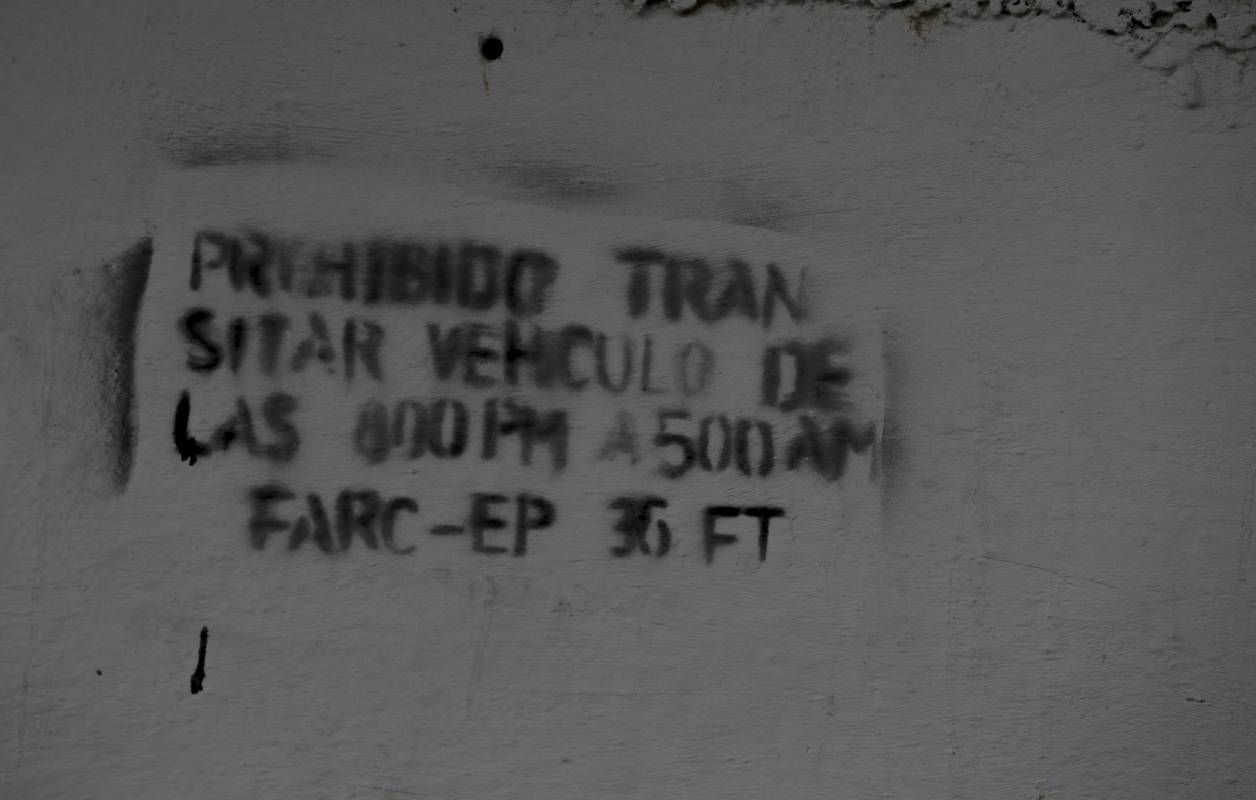 En fachadas de la vereda Roblal, las Farc escriben las normas que le imponen a la comunidad. FOTO: Donaldo Zuluaga.
