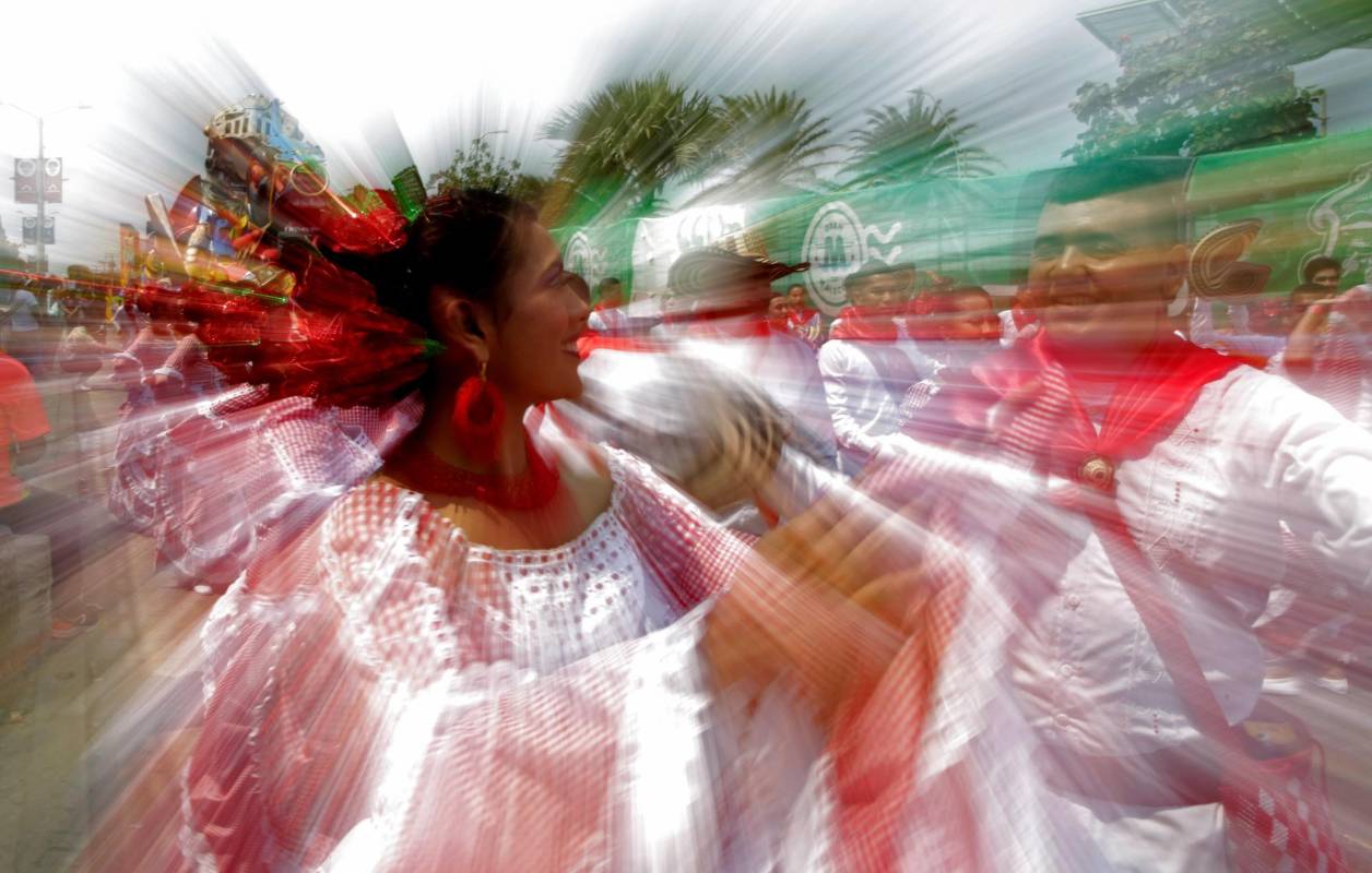 Integrantes de una cumbiamba participan en el desfile de la Batalla de Flores, que dio inicio al Carnaval de Barranquilla. Foto : EFE/ Ricardo Maldonado Rozo 
