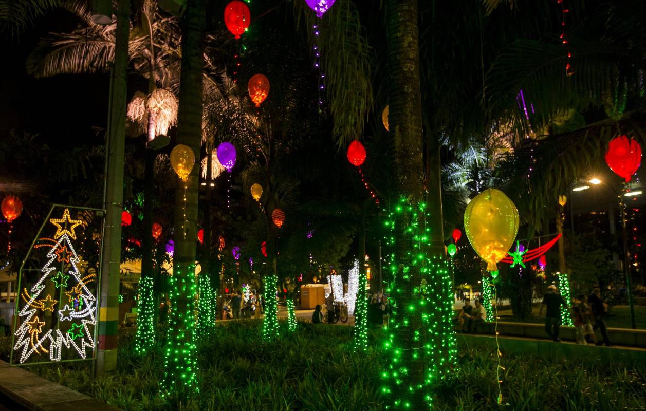 Los arcos en los diferentes parques y algunas avenidas de Itagüí son el motivo principal del alumbrado navideño de 2018, un diseño que permite a los visitantes disfrutar más de cerca y llevarse buenas fotos como recuerdo. Foto: Jaime Pérez.
