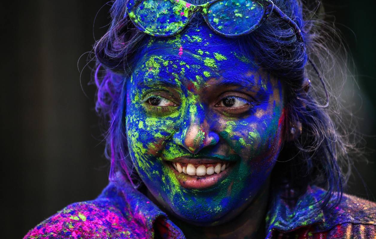  Una hindú con la cara embadurnada con polvos de colores participa este jueves en el festival de Holi en Bombay. Foto: EFE / Divyakant Solanki