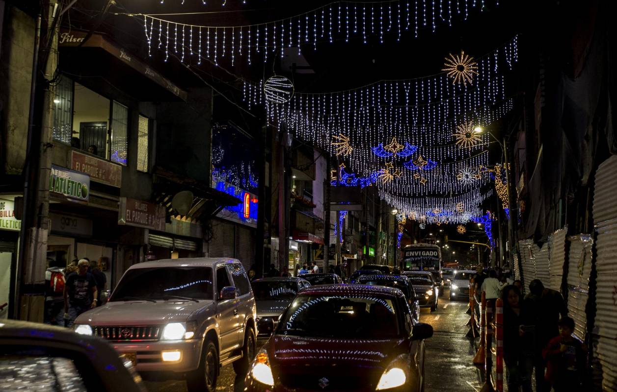 Como si el cielo estuviera más cerca, guirnaldas y mangueras de luces azules cubren el parque principal Marceliano Vélez de Envigado. FOTO: Jaime Pérez