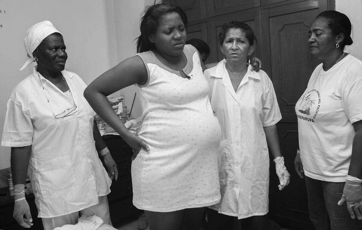 Este es el momento en que el pequeño Jorge Andrés Rengifo Moreno en la noche de un sábado de febrero del 2017 llegó al mundo en una forma natural, como ha sido la costumbre en el puerto, donde más de 200 mujeres son parteras y asisten el nacimiento en casa.Foto: Manuel Saldarriaga Quntero.