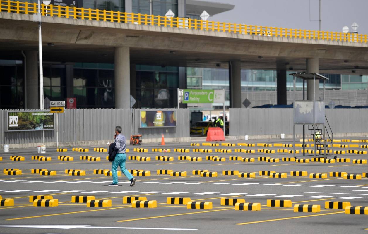 El parqueadero del aeropuerto internacional El Dorado permanece vacío. Hasta este fin de semana podrán llegar vuelos internacionales. FOTO EFE