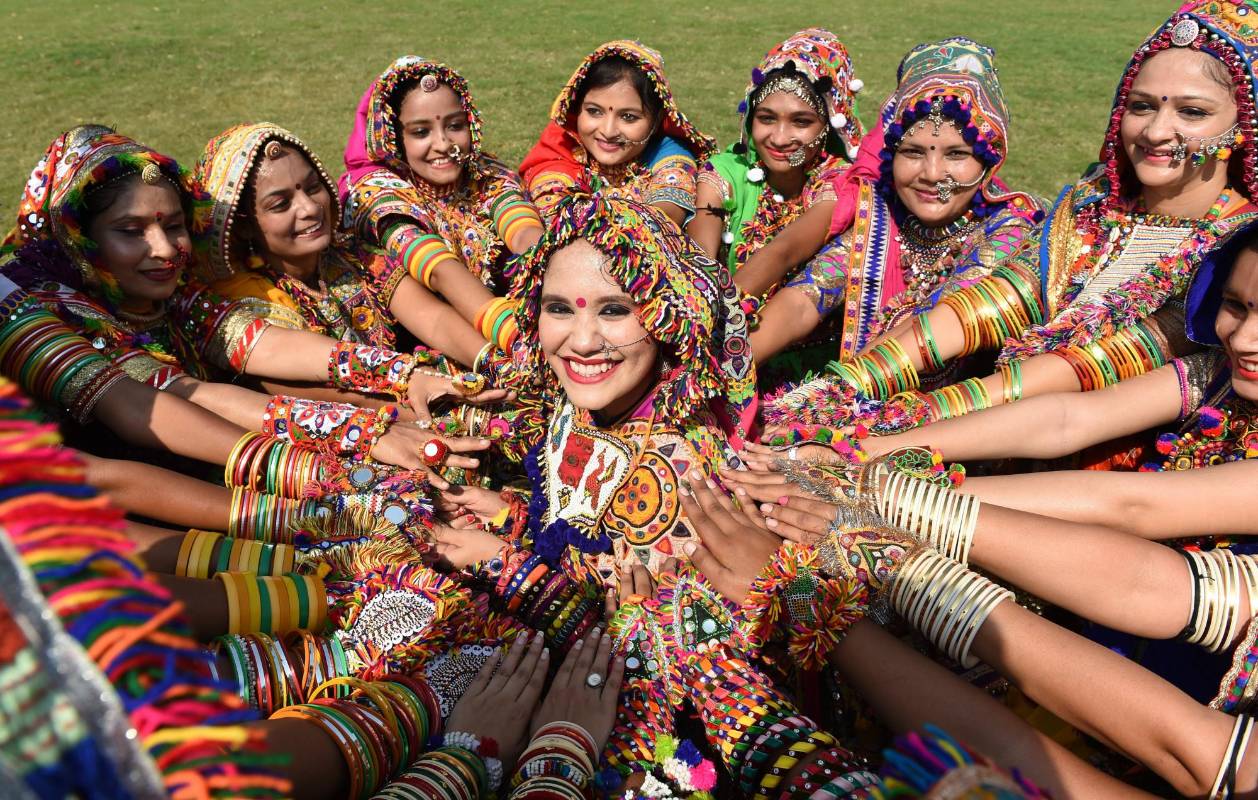 Coreógrafa de Surtaal Performing Arts, posa junto con los miembros de su grupo mientras participan en un ensayo de danza ‘Garba’ antes del próximo festival ‘Navratri’ en las afueras de Ahmedabad. Foto AFP