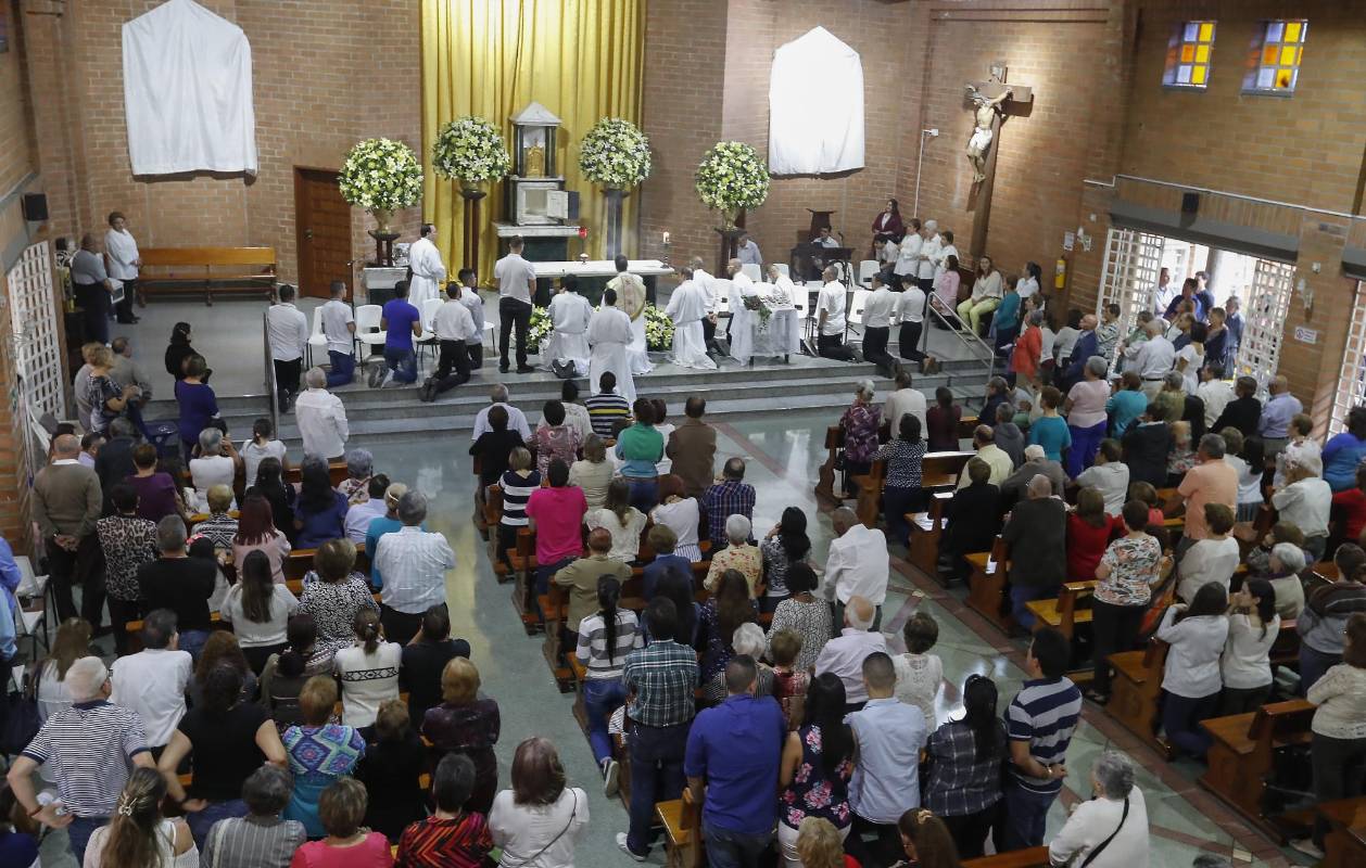 En la iglesia El Portal de Jesús, en Envigado, se reunieron los católicos para celebrar la última misa de esta Semana Santa. FOTO: Manuel Saldarriaga.