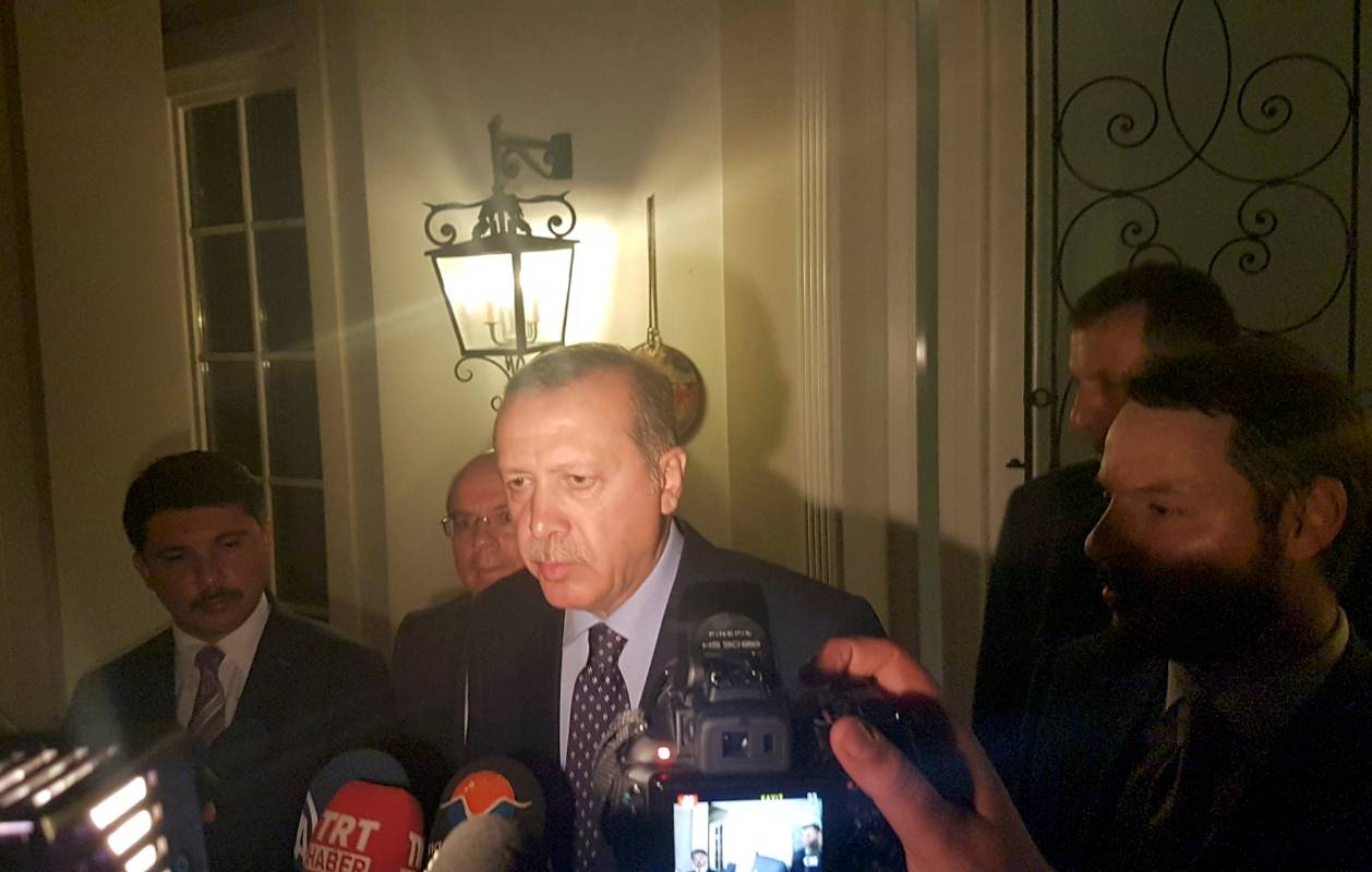 Recep Tayyip Erdogan, en declaraciones para CNN Turquía, calificó las acciones del ejército como “un intento de levantamiento por una minoría dentro de nuestras fuerzas armadas”. FOTO Reuters