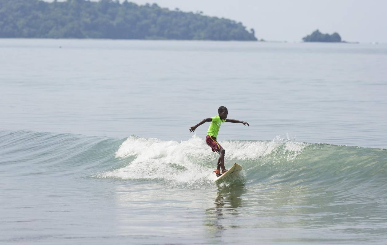 El surf traído por los turistas se ha convertido en el escape perfecto para los jóvenes de la región. Foto. Camilo Suarez