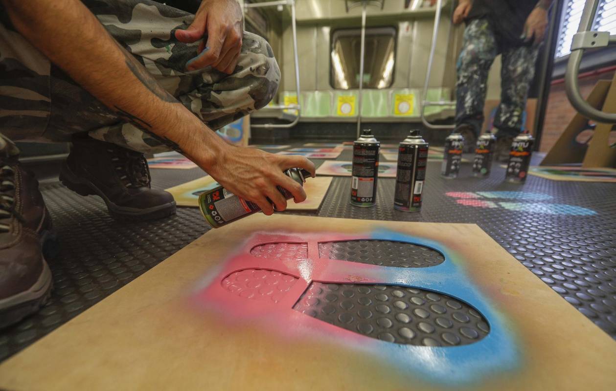 Los trenes que tendrán las huellas con aerosol son los de primera generación, con los cuales el Metro comenzó a prestar servicio comercial hace 25 años. Estos tienen el piso cubierto con un caucho especial. Foto Manuel Saldarriaga