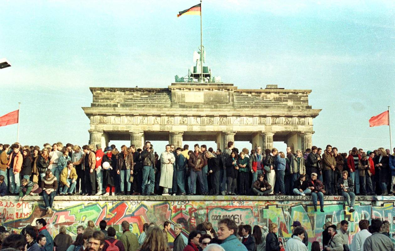 Ciudadanos de Berlín Occidental celebran el hecho histórico sobre el muro de Berlín, frente a la Puerta de Brandeburgo. Foto de archivo tomada el 11 de noviembre de 1989. FOTO REUTERS