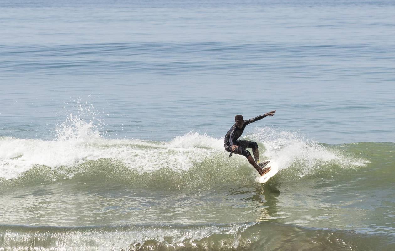 El surf traído por los turistas se ha convertido en el escape perfecto para los jóvenes de la región. Foto. Camilo Suarez