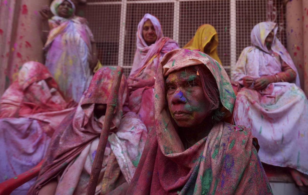 “Estoy muy bien en la casa de acogida, estamos comiendo y viviendo bien aquí”, indicó con su rostro embadurnado de “gulal” rosa. FOTO EFE