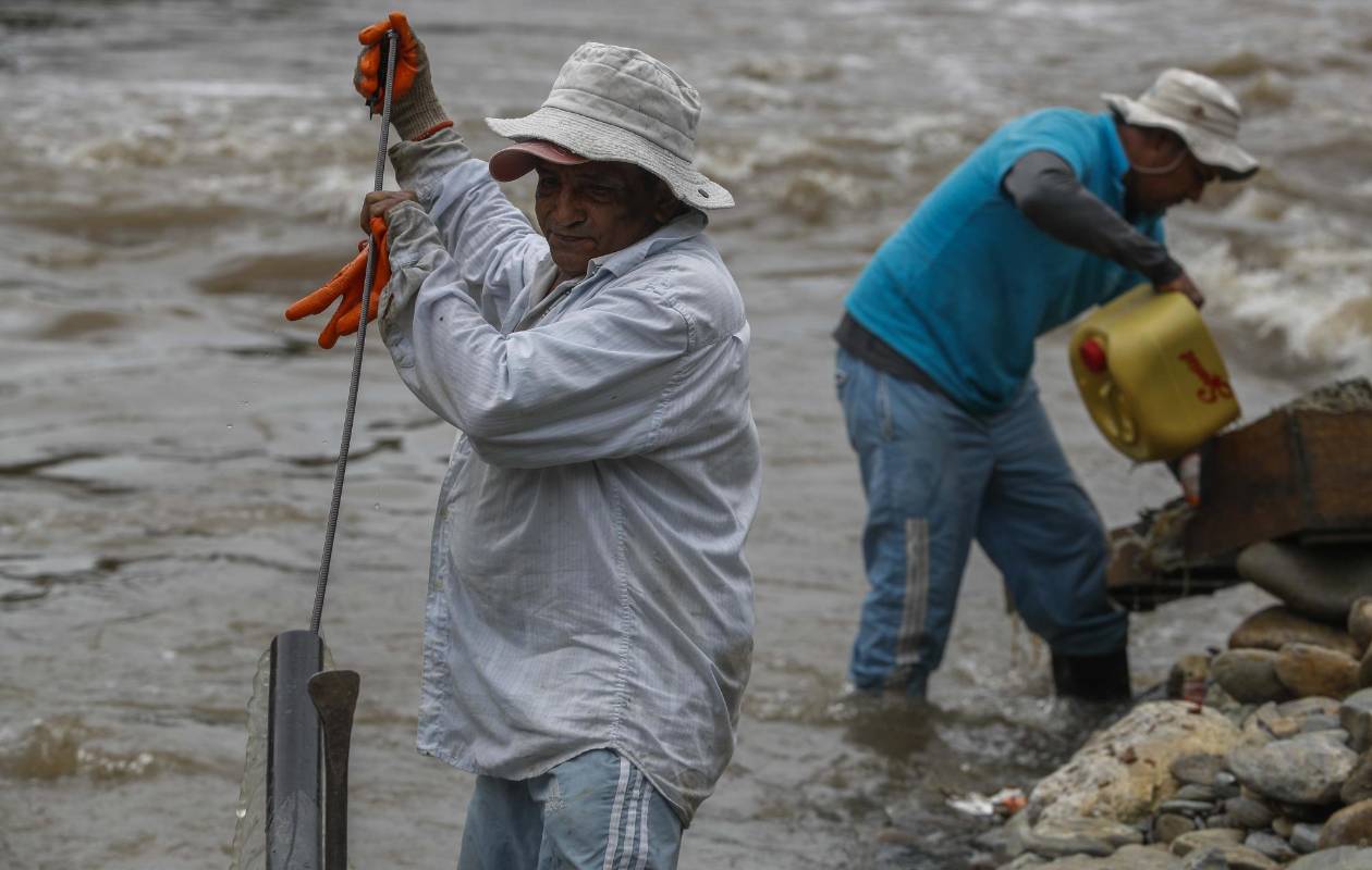 A orillas del río Medellín, en el municipio de Barbosa, algunas personas extraen de forma artesanal el mineral que les da el sustento para ellos y sus familias en esta época de crisis económica por el Covid - 19. Foto: Manuel Saldarriaga Quintero.