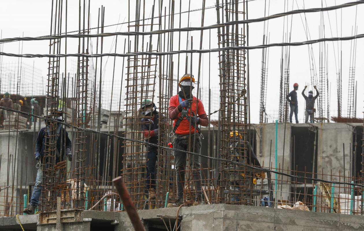Trabajadores se hacen mas frecuentes en las construcciones, después de que el gobierno nacional permitió que en esta época de cuarentena se reactivaran estas labores para mejorar la economía tanto de los obreros como las constructoras. Foto: Manuel Saldarriaga Quintero