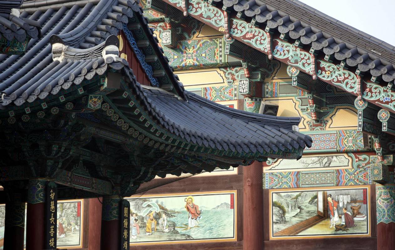 El Hanok, estilo arquitectónico de la tradición coreana utiliza las bondades de la piedra para mantener caliente la estructura en el frío invierno y lo mezcla con bellas tallas de madera en sus puertas que mantienen fresco durante el verano. Los cimientos casi siempre eran de piedra, los pisos de adobe y los techos curvos con tejas de barro en la parte exterior. Foto:Manuel Saldarriaga Quintero.