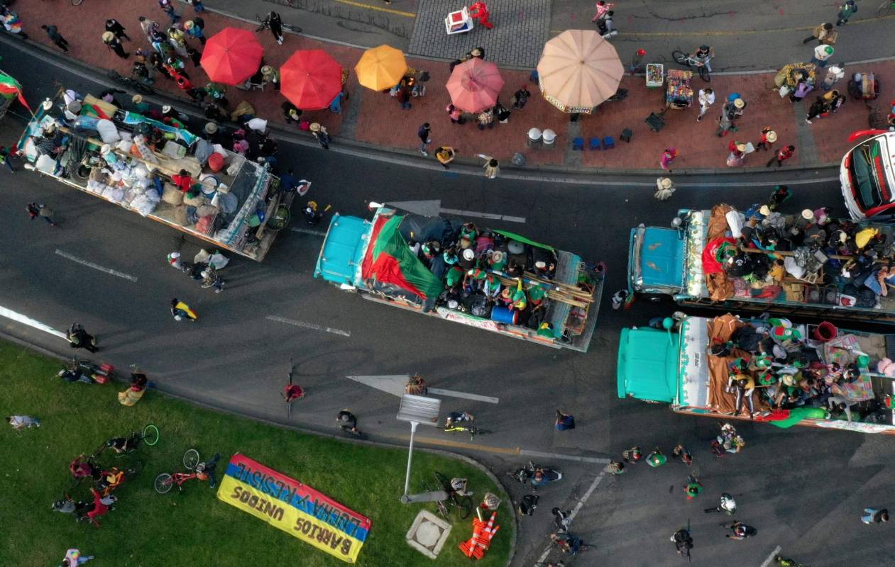 Después de un recorrido de 460 kilómetros por Valle del Cauca, Quindío y Tolima, los miles de indígenas estarán en el Palacio de Deportes de Bogotá. Foto: AFP
