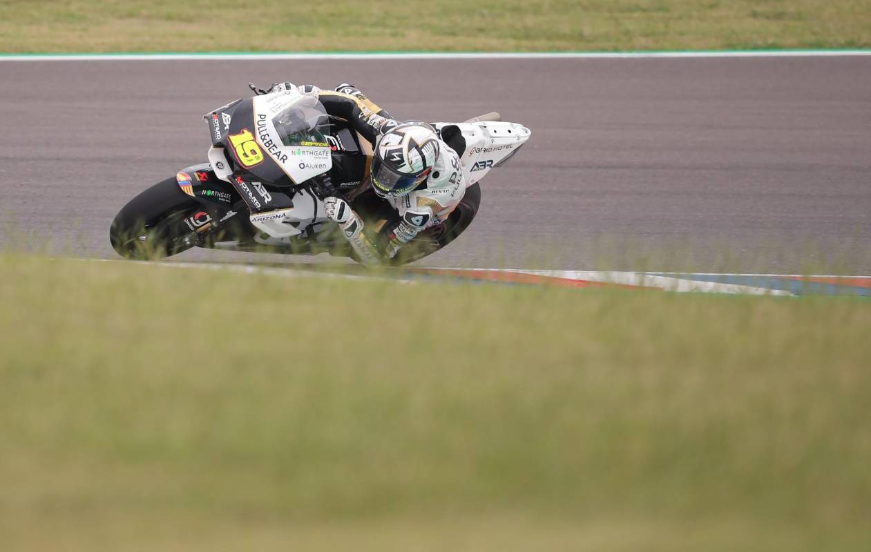 El piloto español de MotoGP Álvaro Bautista, conduce la Ducati del equipo Pull&Bear ASPAR TEAM. 