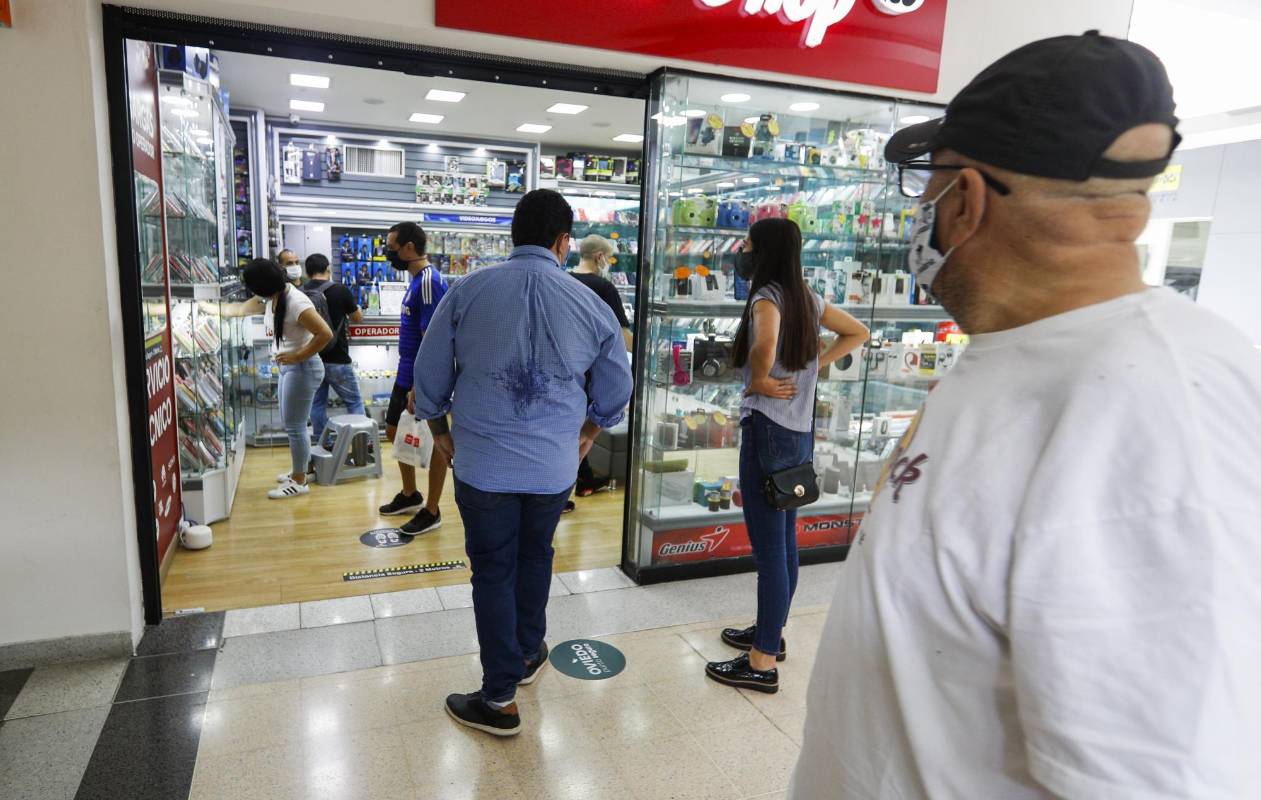 De manera cuidadosa y aplicando los controles de seguridad, en la cuidad de Medellín, aun en época de cuarentena por el covid-19, los centros comerciales Gran Plaza, Oviedo y el Mall de la Frontera, abrieron sus puertas para las personas que desean ir de compras en sus almacenes. Foto: Manuel Saldarriaga Quintero
