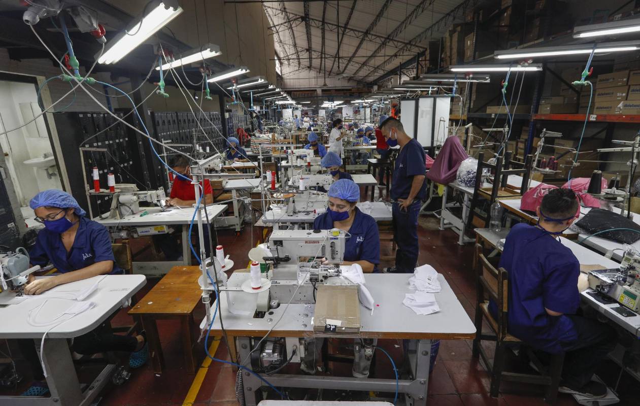 El sector de la confesión Antioqueña encontró oportunidades en medio de la emergencia sanitaria, seguir operando en la producción de implementos como el tapabocas y claves para la generación de empleo por estos días. Felja es una de la empresas que confecciona camisetas para el Éxito. Foto: Manuel Saldarriaga Quintero
