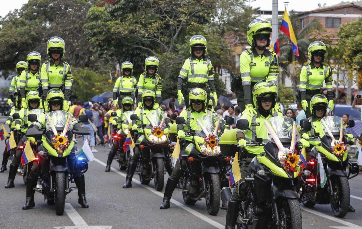 La fiesta de independencia colmó la carrera 70 de Medellín, las Fuerzas Militares, los cuerpos de rescate y los indígenas compartieron con la gente que se volcó a las calles. Foto: Manuel Saldarriaga Quintero.