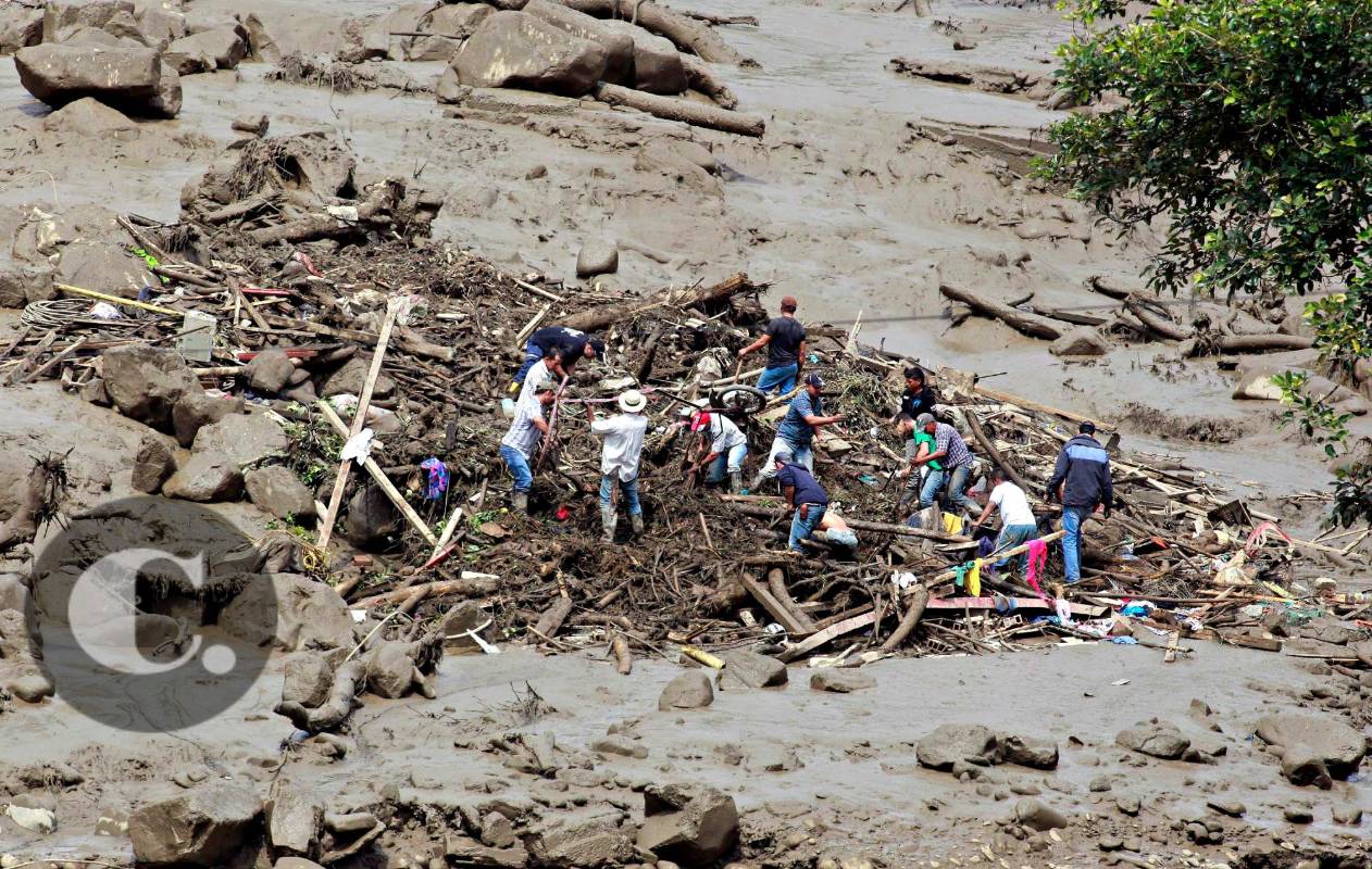 Por lo menos 166 personas de diferentes entidades buscan a los desaparecidos. FOTO Manuel Saldarriaga