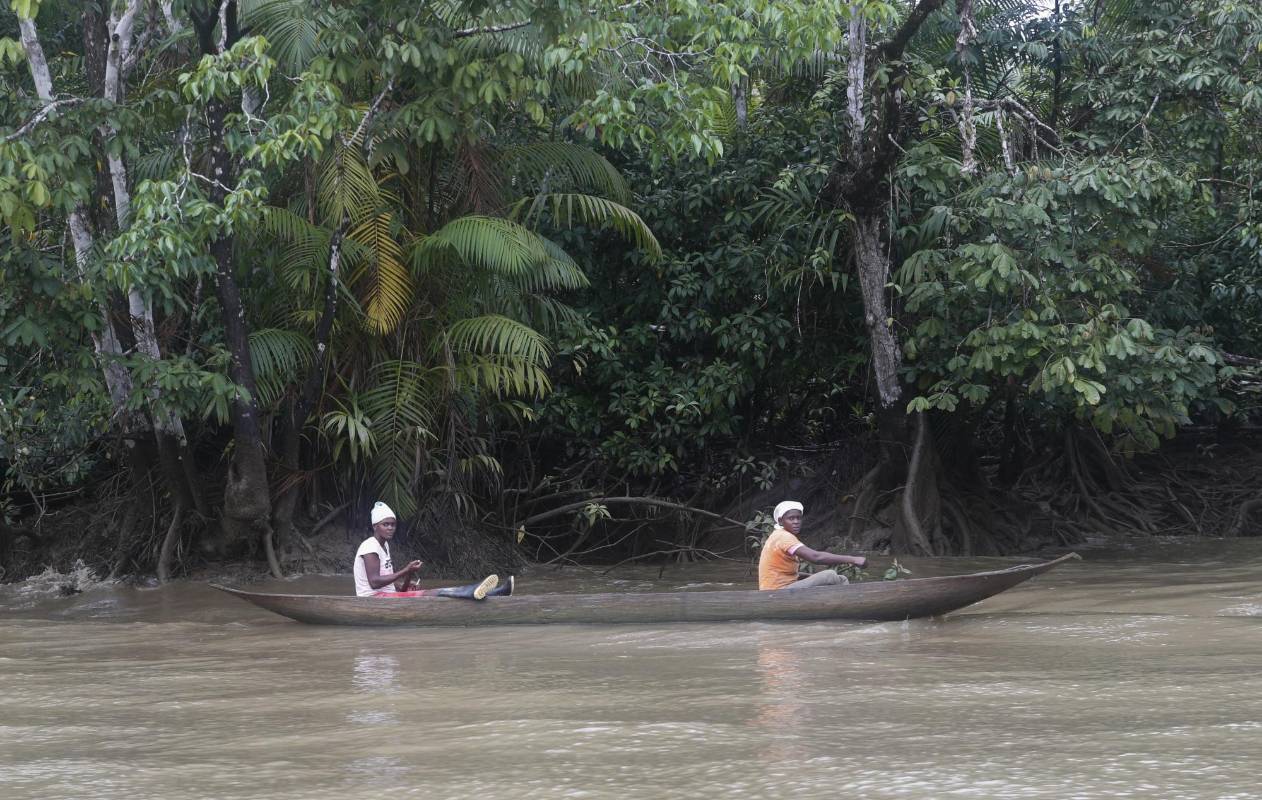  Mujeres hacen recorrido por el río en el del municipio de Iscuandé, pacifico colombiano. Foto: Manuel Saldarriaga Quintero