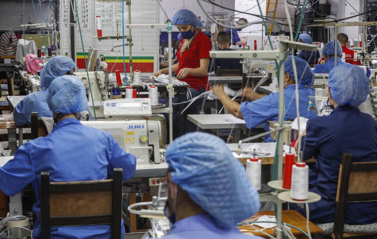 El sector de la confesión Antioqueña encontró oportunidades en medio de la emergencia sanitaria, seguir operando en la producción de implementos como el tapabocas y claves para la generación de empleo por estos días. Felja es una de la empresas que confecciona camisetas para el Éxito. Foto: Manuel Saldarriaga Quintero