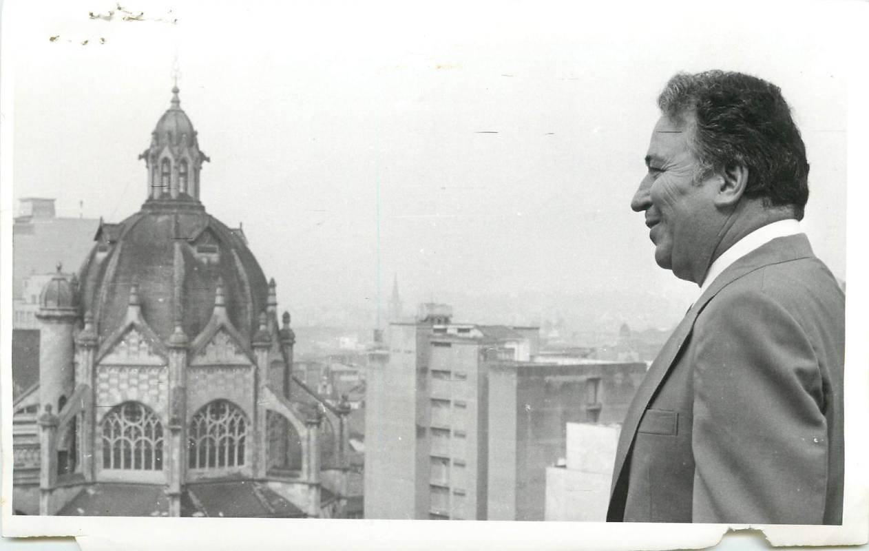 Aunque gobernó desde la Casa de Nariño en Bogotá, nunca dejó de recorrer el país junto a la población, sus viajes por tierra fueron incontables antes y durante su mandato. Foto: Archivo El Colombiano