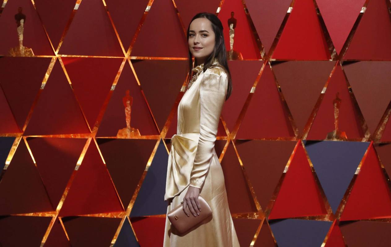 Dakota Johnson usando Gucci para la gala. FOTO Reuters