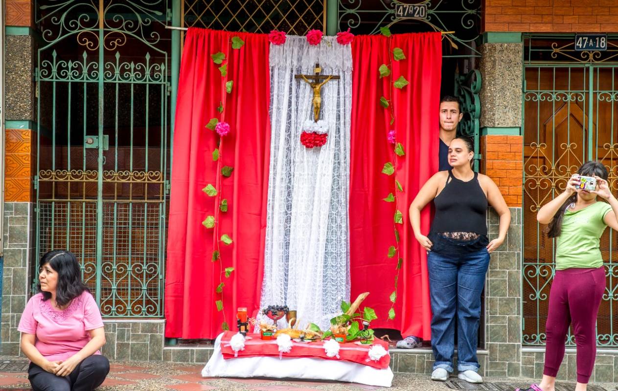 En este municipio del sur, el viacrucis lo lideró el padre Pedro Pablo Agudelo de la parroquia del barrio San Pio. Al mismo tiempo que se hacían las oraciones se recogían donaciones en alimentos y dinero para los más pobres. Foto: Juan Antonio Sánchez. 