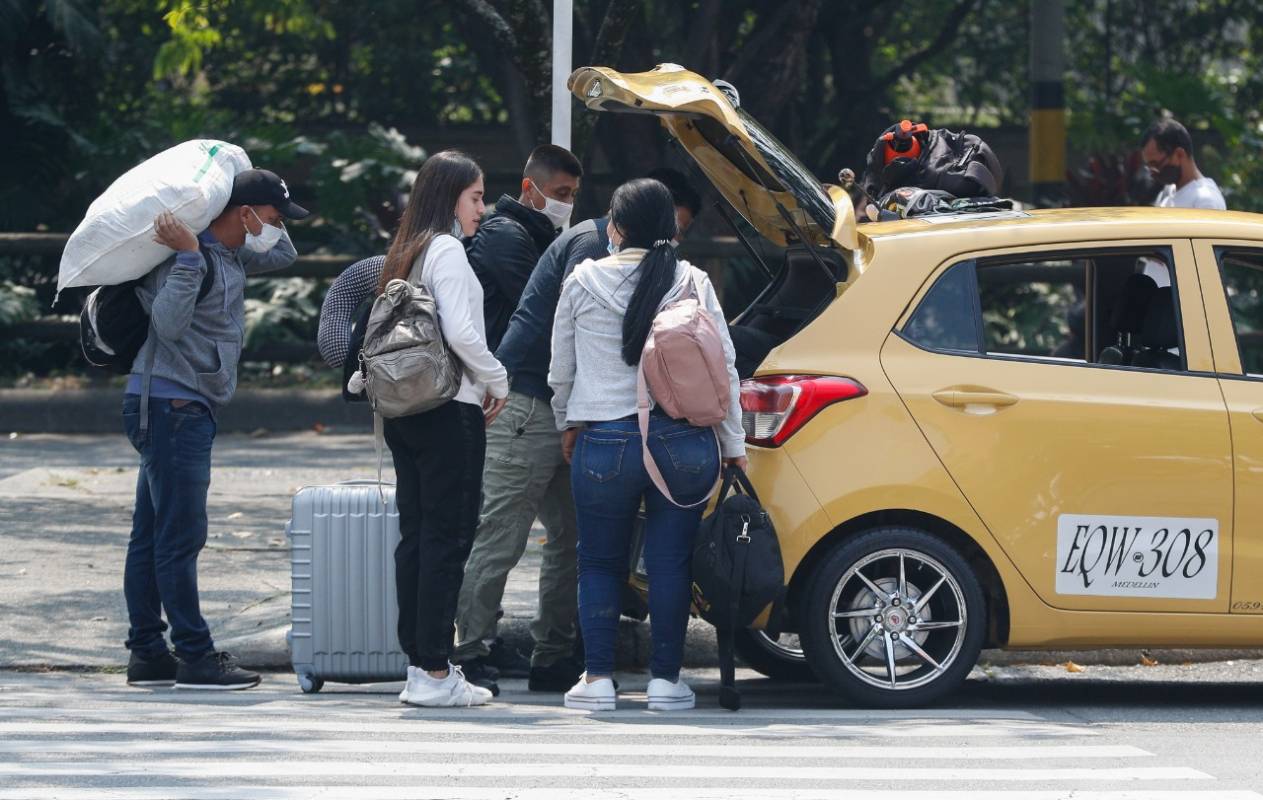 El gerente recordó que a la ciudadanía se le recordó por todos los medios posibles que la cuarentena departamental amplió la restricción para empatar esta noche con el aislamiento obligatorio decretado por el presidente Iván Duque. Foto: Manuel Saldarriaga (Terminal del Sur). 
