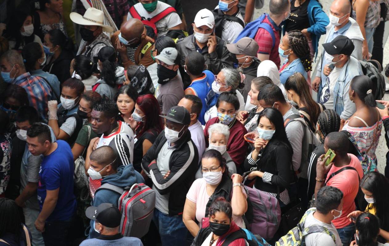 “De ser necesario se recibirá apoyo de Policía para que la gente no congestione la terminal, pues las empresas ni siquiera están despachando tiquetes porque así lo determinaron con base en las normas expedidas por el Departamento y el Gobierno Nacional”, aseveró el gerente de Terminales Medellín, Carlos Mario Mejía. Foto: Juan Antonio Sánchez. (Terminal del Norte)