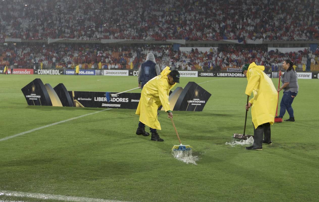 Por las inundaciones en la grama, el partido estuvo suspendido una hora. FOTO JAIME PÉREZ