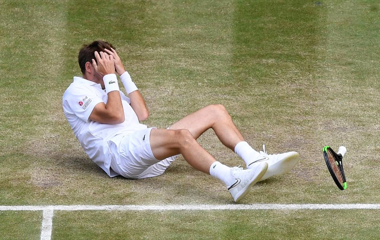 Mahut sufrió un pelotazo luego de que Robert Farah clavara una pelota contra el césped que, sin querer, le rebotó en el rostro. FOTO REUTERS