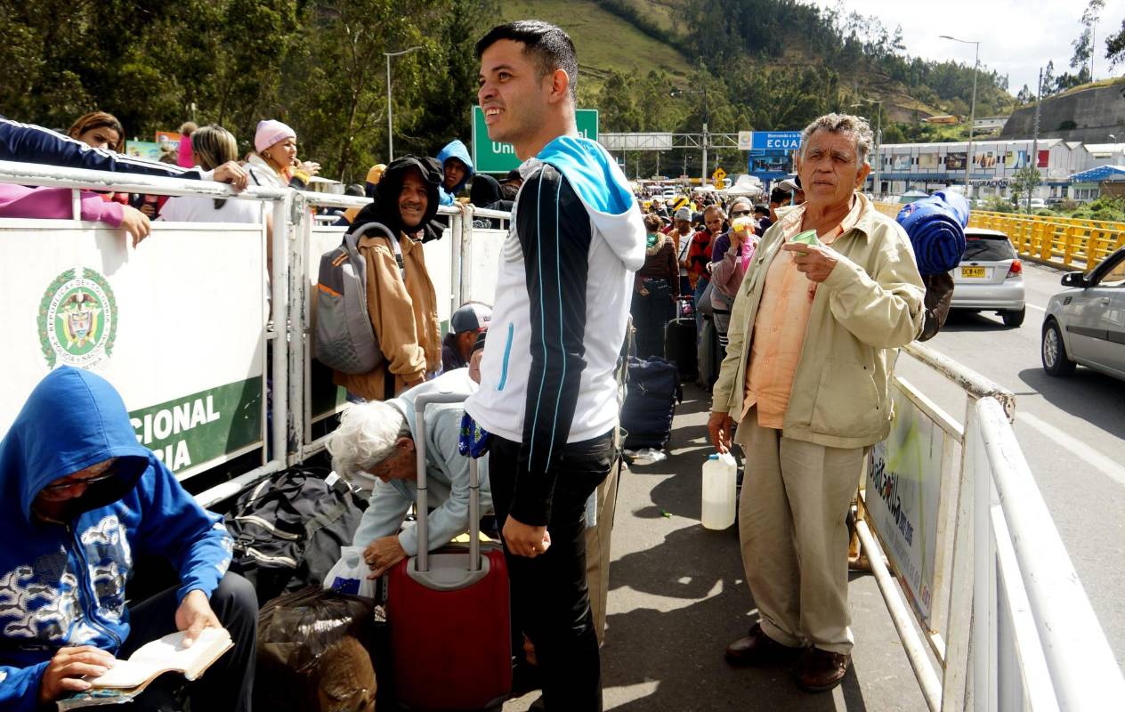 Fuentes policiales en la terminal dijeron que se autorizó el paso de todos aquellos que en sus pasaportes llevaban un sello de salida de Colombia con fecha del 25 de agosto, incluso aunque ya hubiera pasado la medianoche. FOTO EFE