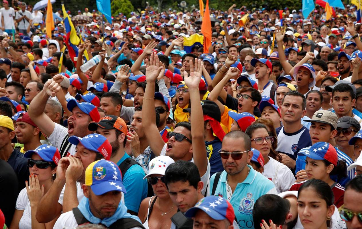 El portavoz de la alianza habló de la posibilidad de que la lucha contra el Gobierno también sea llevada a una mesa de diálogo con el chavismo con la intermediación del Vaticano y una comisión internacional, lo que fue rechazado de plano por la audiencia. FOTO Reuters