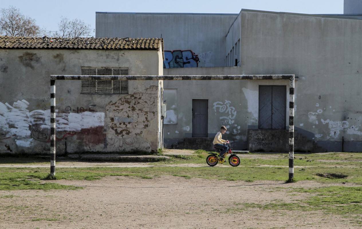 Un niño monta bicicleta cerca de un arco de fútbol en Eupatoria, Crimea. Foto: REUTERS / Pavel Rebrov