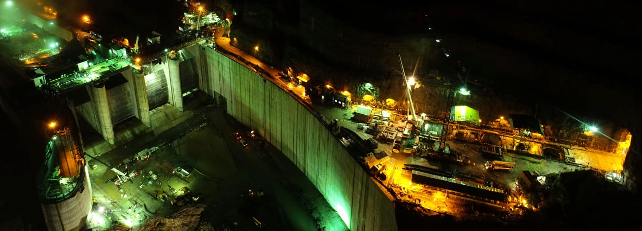 Día y noche trabajan en Hidroituango para terminar la presa y que el riesgo de una nueva emergencia aguas abajo del proyecto se disminuya. FOTO JUAN DAVID ÚSUGA