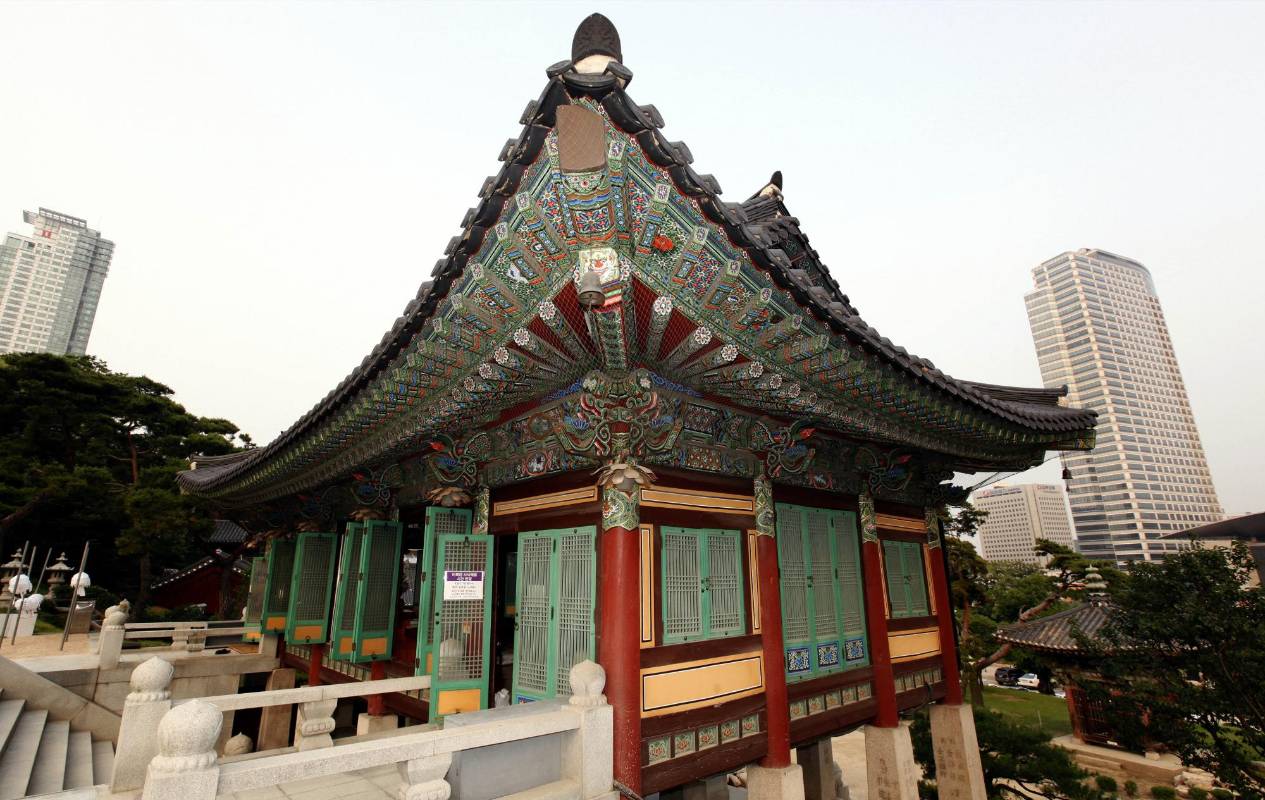 El Hanok, estilo arquitectónico de la tradición coreana utiliza las bondades de la piedra para mantener caliente la estructura en el frío invierno y lo mezcla con bellas tallas de madera en sus puertas que mantienen fresco durante el verano. Los cimientos casi siempre eran de piedra, los pisos de adobe y los techos curvos con tejas de barro en la parte exterior. Foto:Manuel Saldarriaga Quintero.