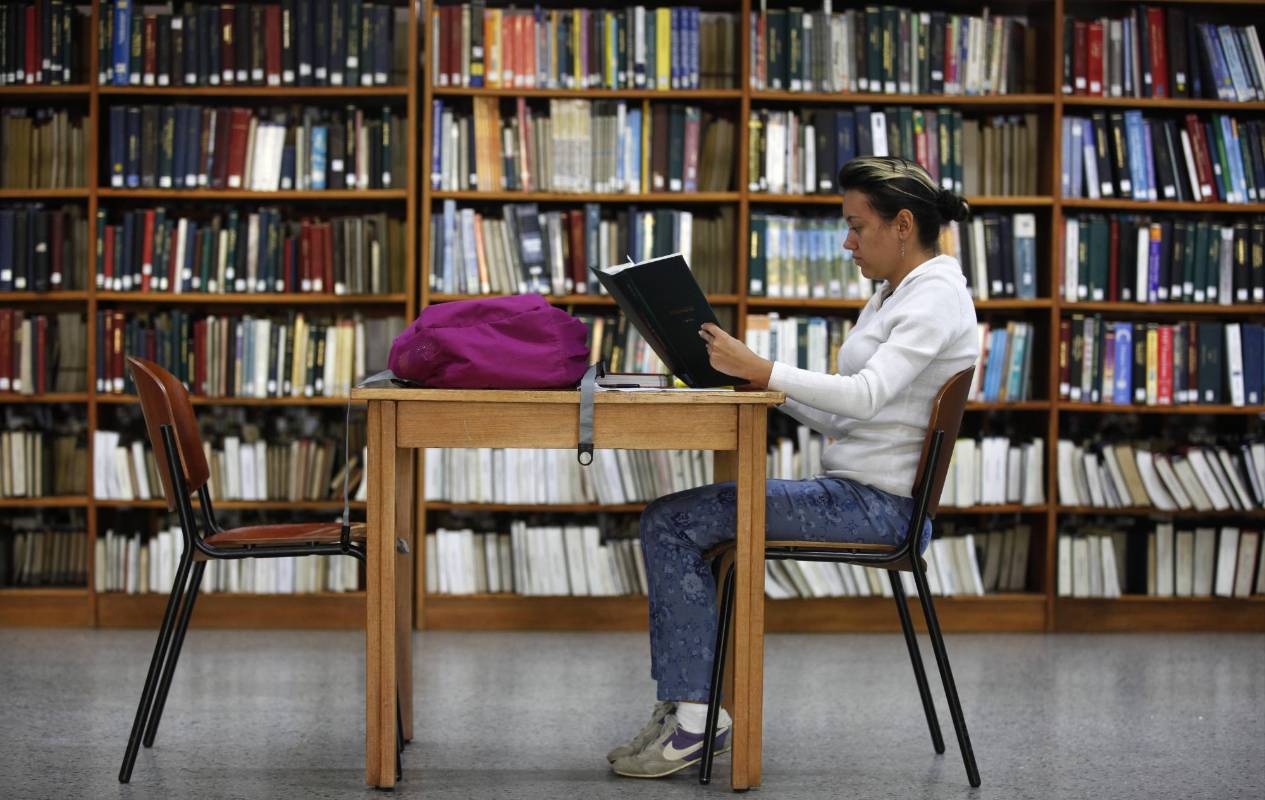 En medio de la agitada rutina de la ciudad, lectores espontáneos aprovechan un momento de calma para leer un buen libro. Foto: Manuel Saldarriaga.