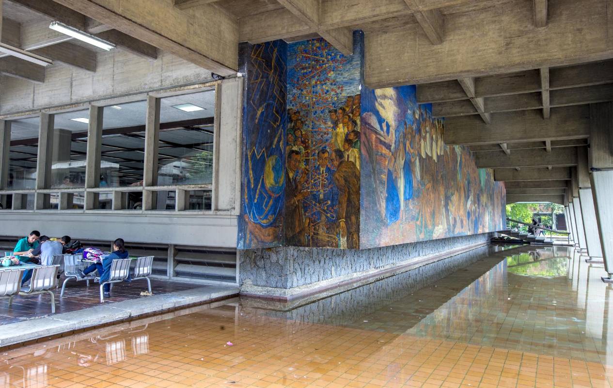 Un mural pintado por el maestro Pedro Nel Gómez adorna los bajos de la biblioteca. FOTO JUAN ANTONIO SÁNCHEZ 
