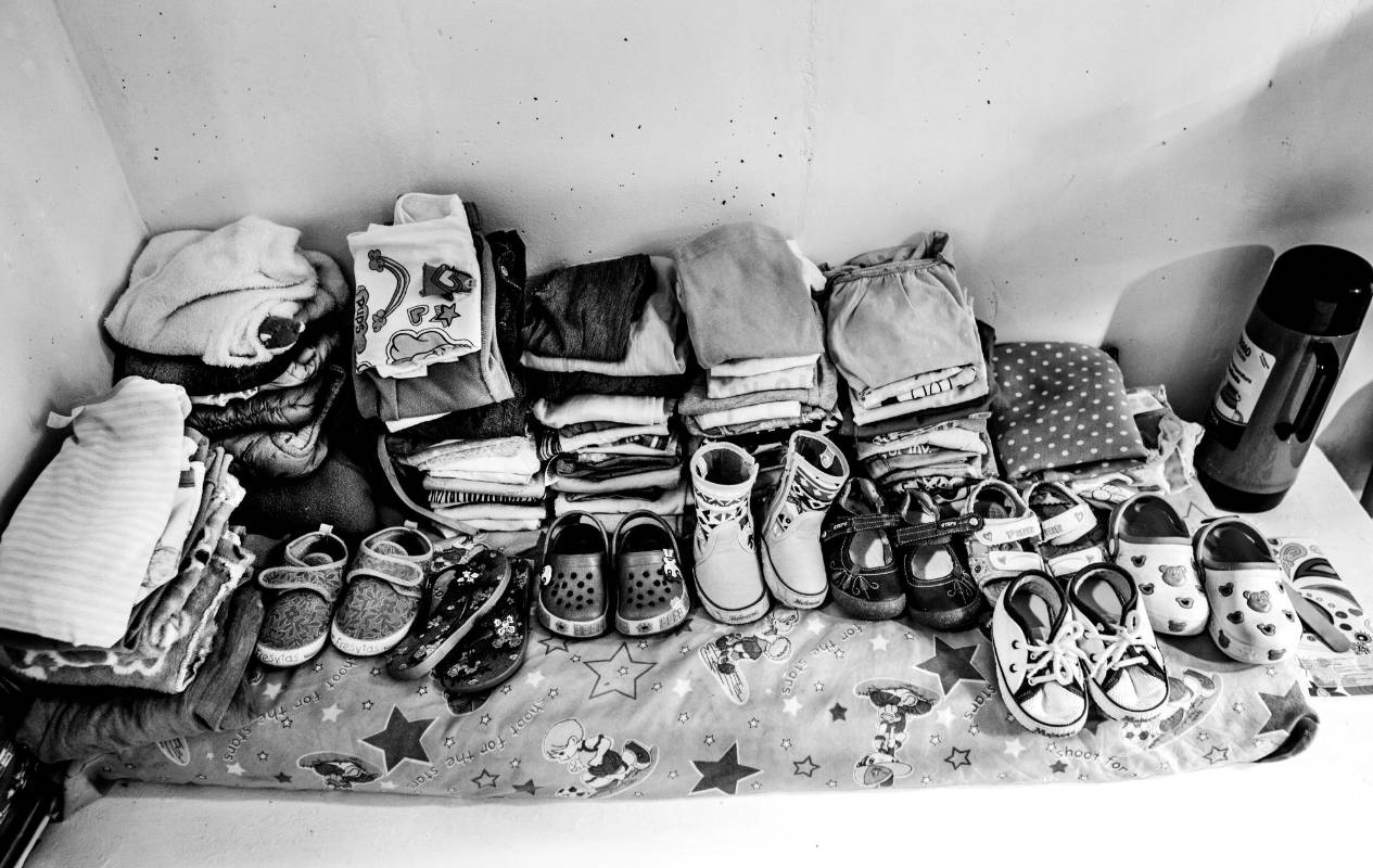 Tras las rejas, la vida de madres e hijos continua entre juegos, ropa, dibujos y un espacio aproximadamente de siete metros de largo por cinco de ancho que los separa de la sociedad. Para las madres es un encierro mientras pagan su condena, para los niños un espacio donde las risas y los juegos es el acto más liberador. Foto: Manuel Saldarriaga Quintero.