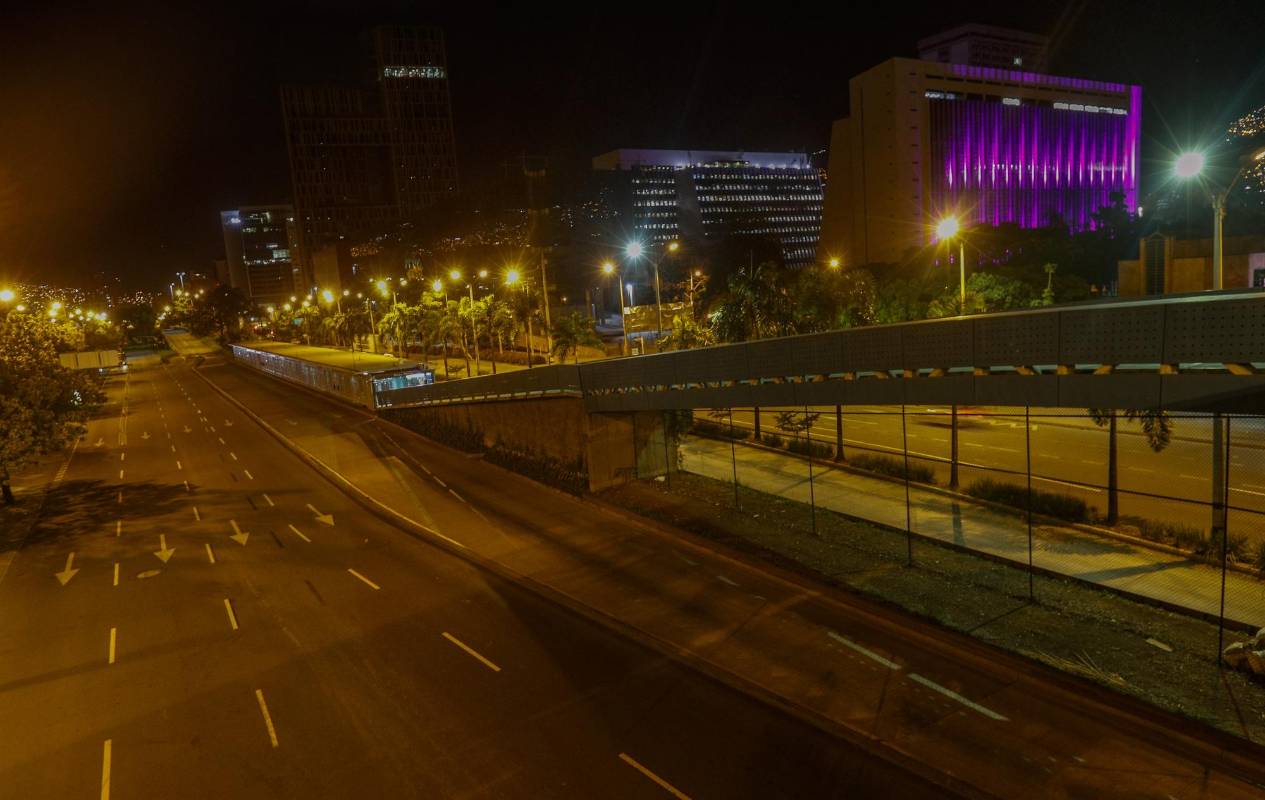 La cuarentena por la vida, en el marco de la alerta naranja en Antioquía, el transito de peatones se redujo un 95% en las calles de Medellín. Foto: Manuel Saldarriaga Quintero.