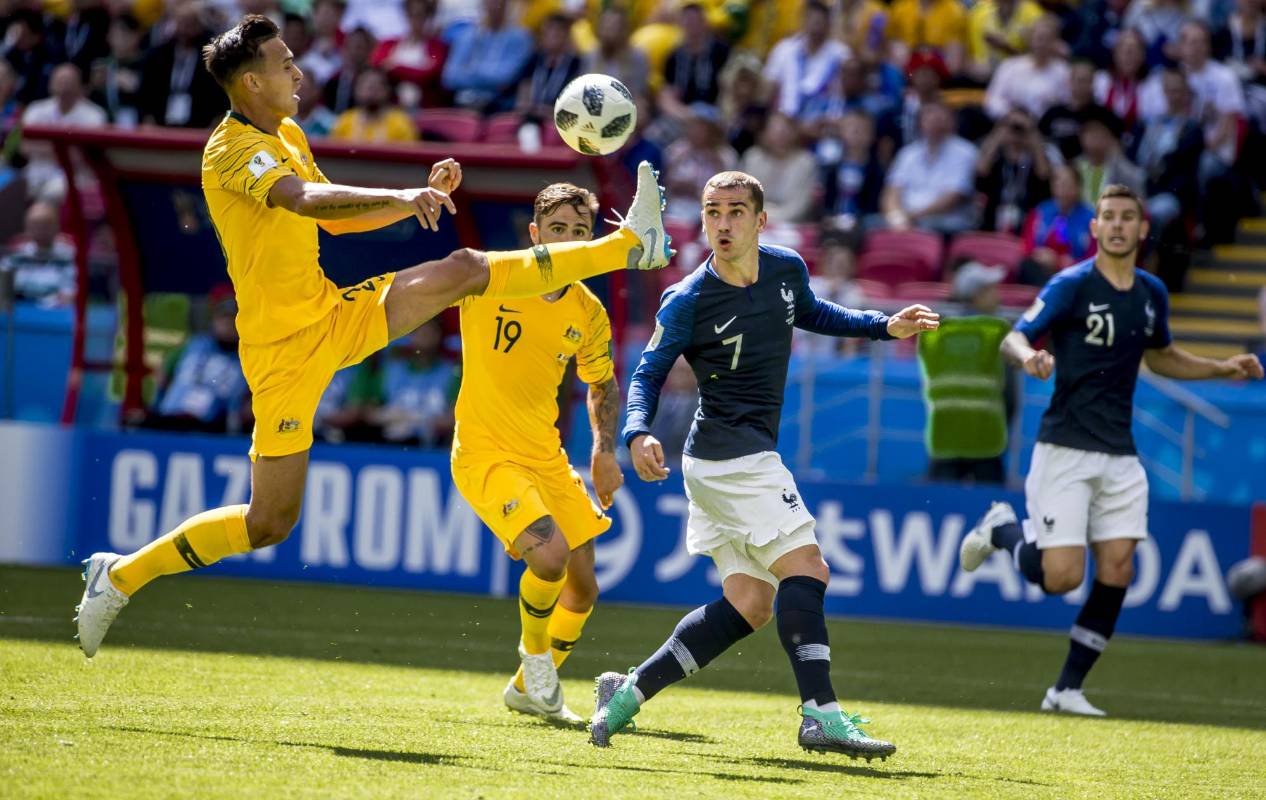 Cuando el partido iba 0-0 el árbitro pidió la revisión de una jugada polémica al VAR, lo que derivó en el cobro de un penalti que representaría el primer gol de Francia, que terminaría ganando el encuentro por 2-1. Foto: Juan Antonio Sánchez, enviado especial
