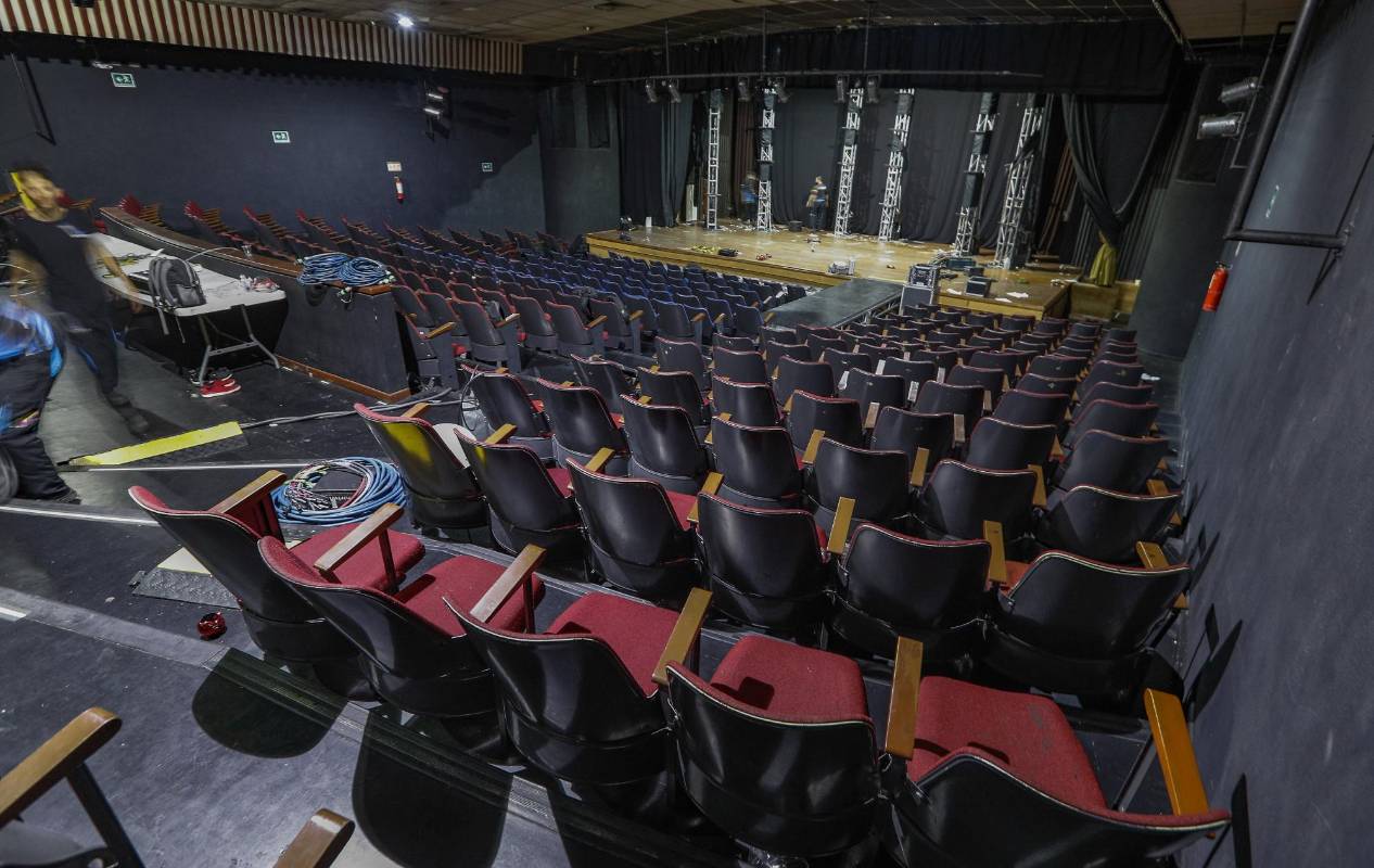 La crisis ronda a los teatros de Medellín debido a que aún no han podido brindar sus presentaciones artísticas. La pandemia afectó de forma contundente su cotidianidad y los espacios vacíos ahora son aprovechados por los mismos artistas para reacomodar y hacer mantenimiento al lugar. Siguen a la espera de recomenzar la función porque el show debe continuar. Foto Manuel Saldarriaga Quintero.