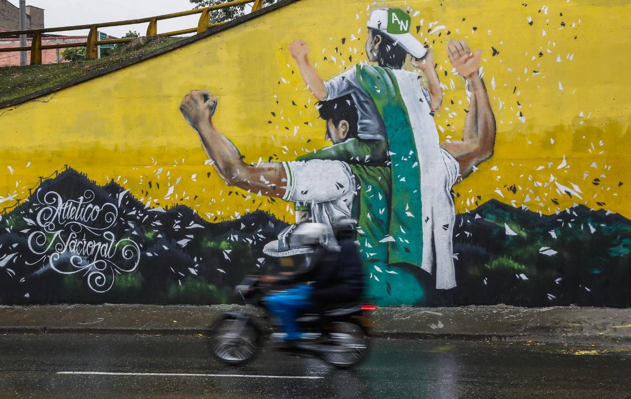 Barristas de Independiente Medellín y Atlético Nacional intervinieron el deprimido de San Juan con la 80, en el barrio La América, y enviaron a la ciudad un mensaje de respeto y convivencia a menos de ocho días de otro clásico paisa. FOTO ROBINSON SÁENZ 